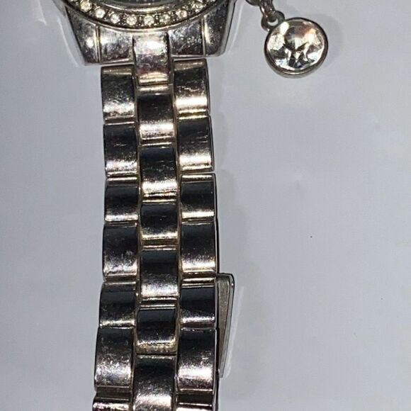 Details Women's Silver Tone Chain Rhinestone Bezel Quartz Watch OS - Picture 5 of 10